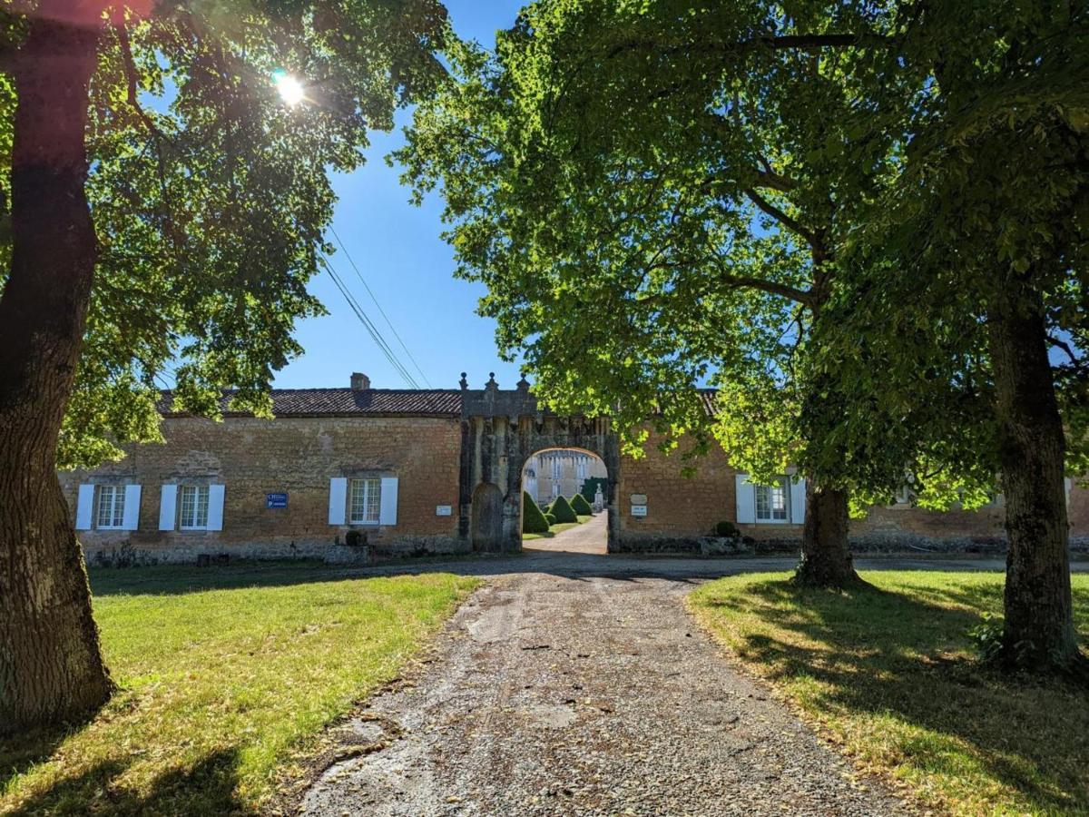 Gite Charmant Au Coeur D'Un Chateau Historique Avec Parc, Proche De Cognac, Ideal Famille Et Nature - Fr-1-653-167 Cherves-de-Cognac Exteriör bild